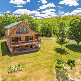 Spacious Log Home Overlooking 40 White Mnt Peaks: Host Weddings, hotel a Brownfield