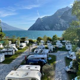 Al Lago Camping & Rooms, хотел в Рива дел Гарда