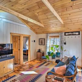 Hiking Trails On-Site: Cozy Falls Brook Cabin – hotel w mieście Williamsville Station