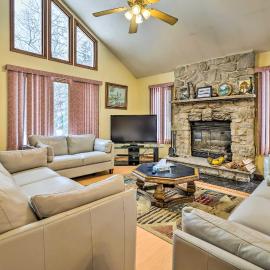 Viesnīca Hot Tub + Deck: Pet-Friendly Poconos Getaway! pilsētā Buškila