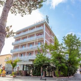 Hotel La Torre, hotel Cerviában