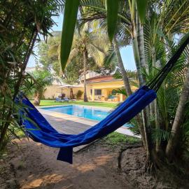 Sompteuse villa avec piscine à 5 min de la plage, hotel en Pointe-Noire