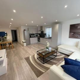 Maisy Lodge - Two Bed Lux Flat - Parking, Netflix, WIFI - Close to Blenheim Palace & Oxford - F2, Hotel in Oxford