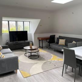 Orchid Lodge - Two Bed Generous Flat - Parking, Netflix, WIFI - Close to Blenheim Palace & Oxford - F4