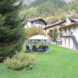 Appartamenti vista Monte Bianco Courmayeur-Entrèves، فندق في Entrèves