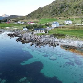 Superior Cabin with Private Beach Lofoten, hotel en Sund