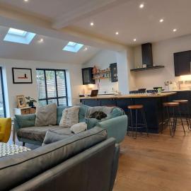 Beach House, with BBQ lodge and Hot Tub!, hotel u Bournemouthu