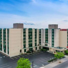 Ramada By Wyndham Niagara Falls near the Falls, готель у місті Ніагарський водоспад