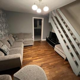 2 bed semi-detached house, hotel a Warrington