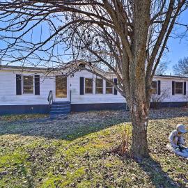 Family-Friendly Bernice Home: 2 Mi to Lake & Park!