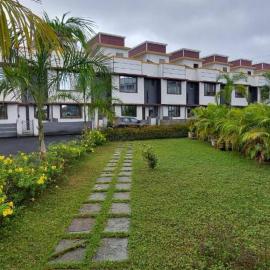 Vista Manor - 3 BHK with pool-1.5 hrs from Mumbai, hotel Pālghar városában