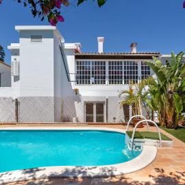 Family Villa in Lisbon ,Heated Pool ,Elevator,Parking,6 Bedrooms,Sleeps 14, hotel i Lissabon