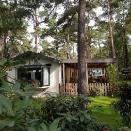 Mooi chalet met grote tuin op een 4 sterren park., Hotel in Doornspijk