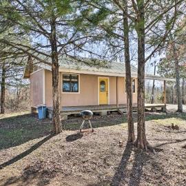 Clayton Cabin Rental Near Sardis Lake!, hotel in Clayton