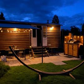 Poachers Hut at Keepers Cottage - Hot Tub & Pizza Oven - Trossachs, ξενοδοχείο σε Port of Menteith