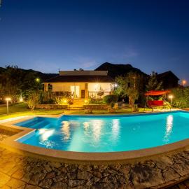 Villa Gana-Green Oasis with Heated Pool, hotel en Buna