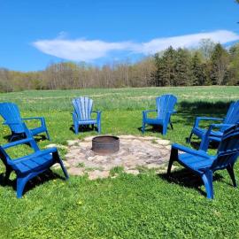 Family friendly cottage ☆walking distance to beach, hotell i Lions Head