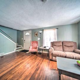 Eastlake Home w/ Patio < 1 Mi to Lake Erie!, hotel a Eastlake