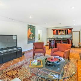 Contemporary Cincinnati Apt w/ WiFi, Near Kenwood!, hotel en Cincinnati