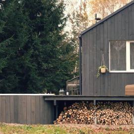 Hand made Off Grid forest Cabin Luna, hôtel à Luksine