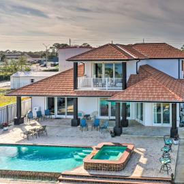 Riverfront Titusville Home w/ Pool + Pickleball!, hotel a Titusville