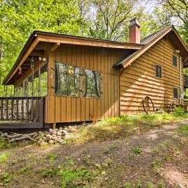 Lakefront Cumberland Cabin w/ Dock & Fire Pit!, hotel in Cumberland