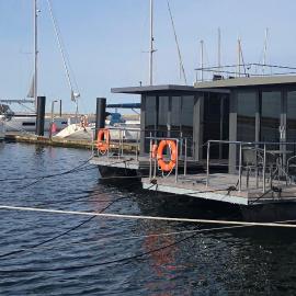Hausboot Fjord Aquila mit Dachterrasse in Wendtorf – hotel w mieście Wendtorf