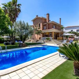 Catalunya Casas Pool, garden and games room near Barcelona!