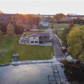 Chemong Lake Waterfront Cottage☆privateboatlaunch, хотел в Lakefield
