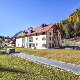 Cozy Apartment In Località Carbonin