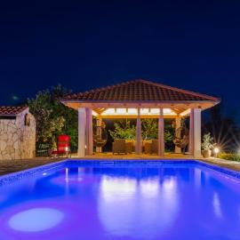 House vacation with pool,three rooms,near Šibenik