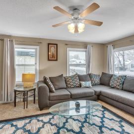 Lovely PET FRIENDLY three bedroom in desirable Urbandale Location! home