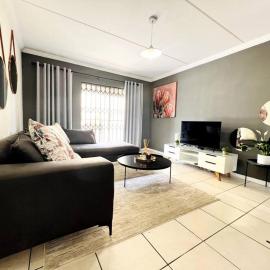 15min to OR TAMBO perfect long stay WiFi & Netflix, hotel v mestu Benoni