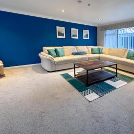 BLUNSDON LODGE - Spacious Bungalow, High Speed Wi-Fi, Free Private Parking, Garden, hotelli kohteessa Swindon