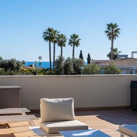 Casa Saudade - Luxury penthouse apartment with stunning views, hotel i Estômbar