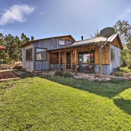 Idyllic Dolores Cabin w/ Fire Pit & Lake Views!: Dolores şehrinde bir otel