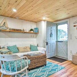 Walk to Beach: Bright & Cozy Cape Cod Studio!, hotel in Dennis Port