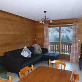 Appartement alpin avec balcon sud, proche Courchevel - FR-1-464-3, hotel in Bozel