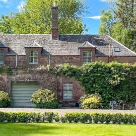 Reidochie Stables luxury haven overlooking garden, hôtel à Blairgowrie