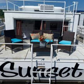 Unique and Serene Sunset Houseboat for 4, отель в городе Savanna