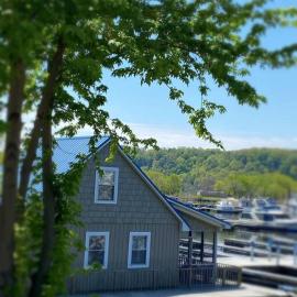 Floating Cottage on the River Nantucket, хотел в Savanna
