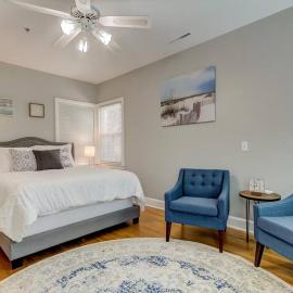 Light & Bright! Quaint Downtown Dunedin Bungalow!, hotel in Dunedin
