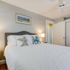 Rare- Downtown 2 bedroom! Family friendly!