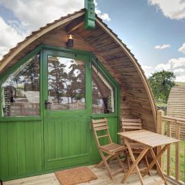 Finest Retreats - Barebones Glamping، فندق في هيكسهام