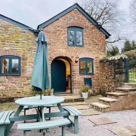 The Owl House Cottage, hotel in Welsh Newton Common