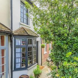 Pieman's Cottage - Pulborough, West Sussex Cottage - sunny courtyard, hotel in Pulborough