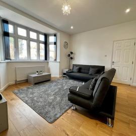 Viesnīca No1 Lux Apartment Nuneaton with Gated, Private Parking pilsētā Nanītona