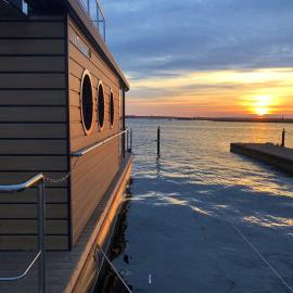 Hausboot Fjord Luna mit Biosauna in Wendtorf – hotel w mieście Wendtorf