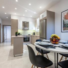 Spacious & Luxe 3BR Downtown 1min to Beach