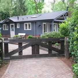 Heerlijk huis in een prachtige bosrijke omgeving.، فندق في بوتين